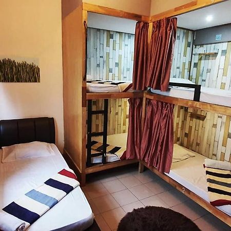 Хостел Escape Backpackers Kk Кота-Кинабалу Экстерьер фото