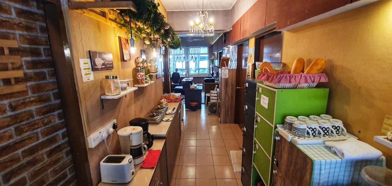 Хостел Escape Backpackers Kk Кота-Кинабалу Экстерьер фото