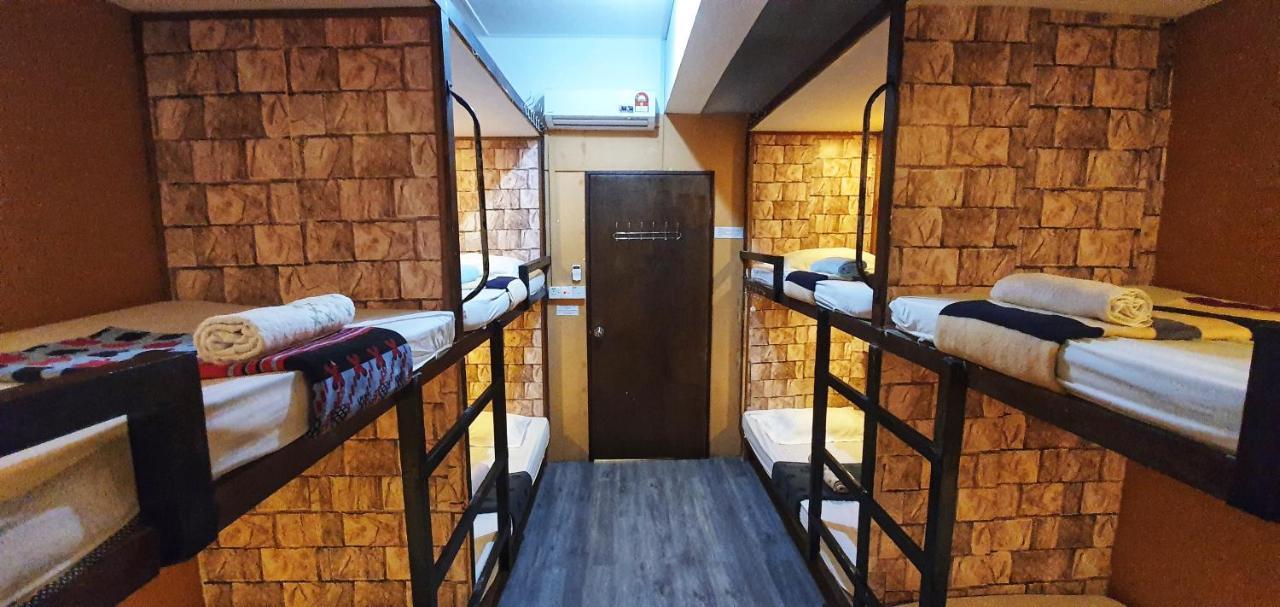 Хостел Escape Backpackers Kk Кота-Кинабалу Экстерьер фото