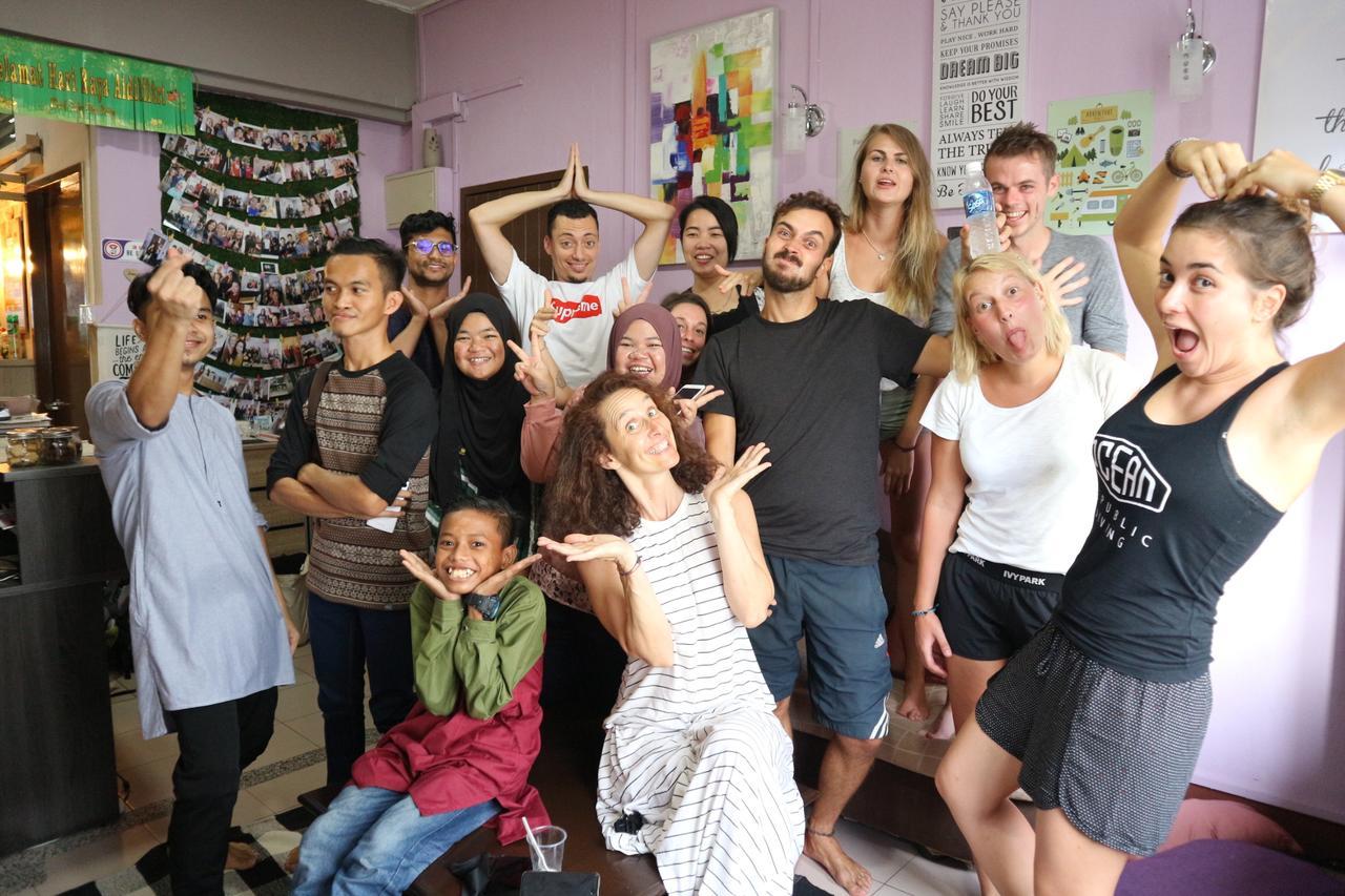 Хостел Escape Backpackers Kk Кота-Кинабалу Экстерьер фото