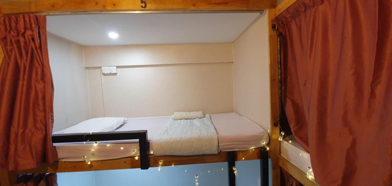 Хостел Escape Backpackers Kk Кота-Кинабалу Экстерьер фото