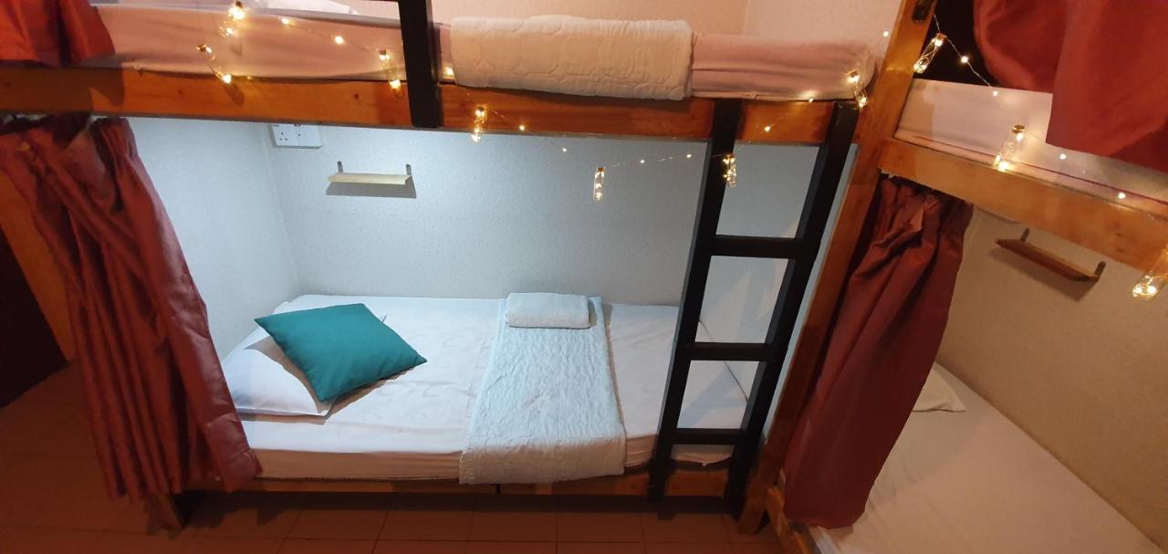 Хостел Escape Backpackers Kk Кота-Кинабалу Экстерьер фото